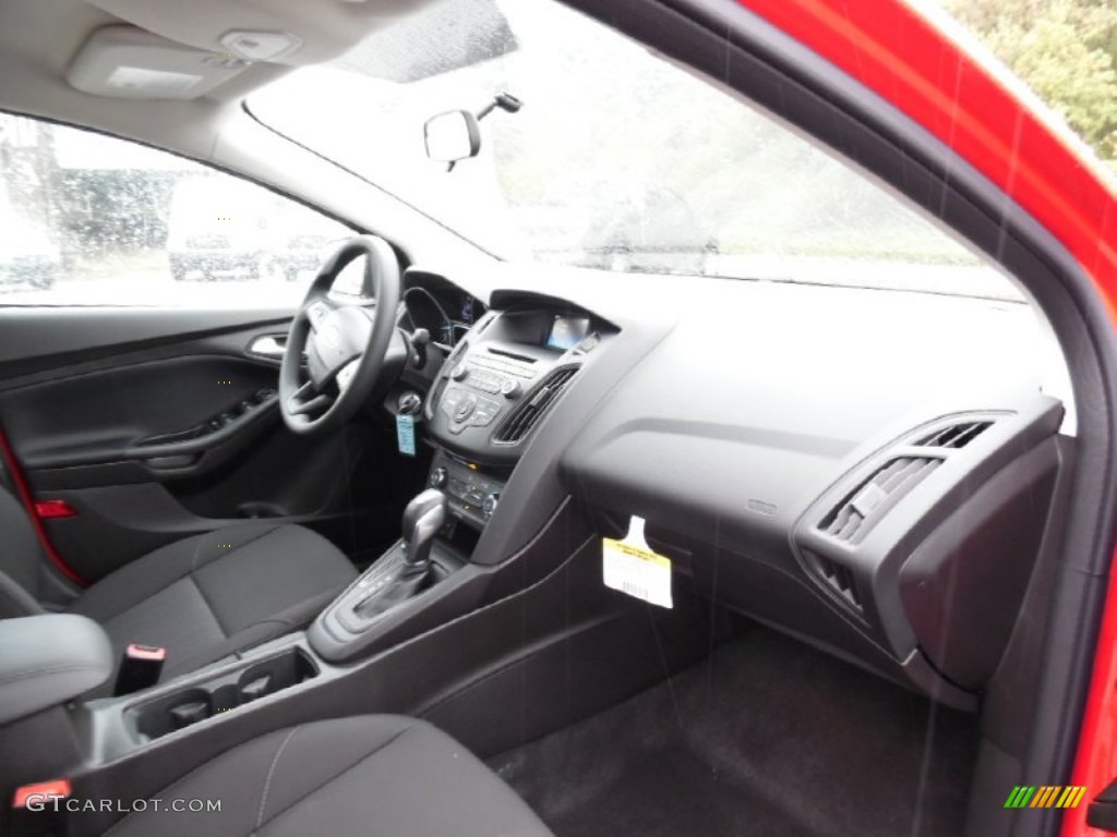 Charcoal Black Interior 2016 Ford Focus SE Sedan Photo #107517563