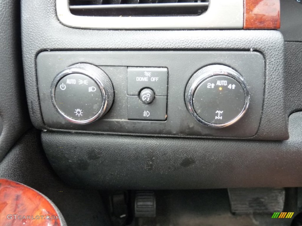 2010 Chevrolet Avalanche LTZ 4x4 Controls Photos