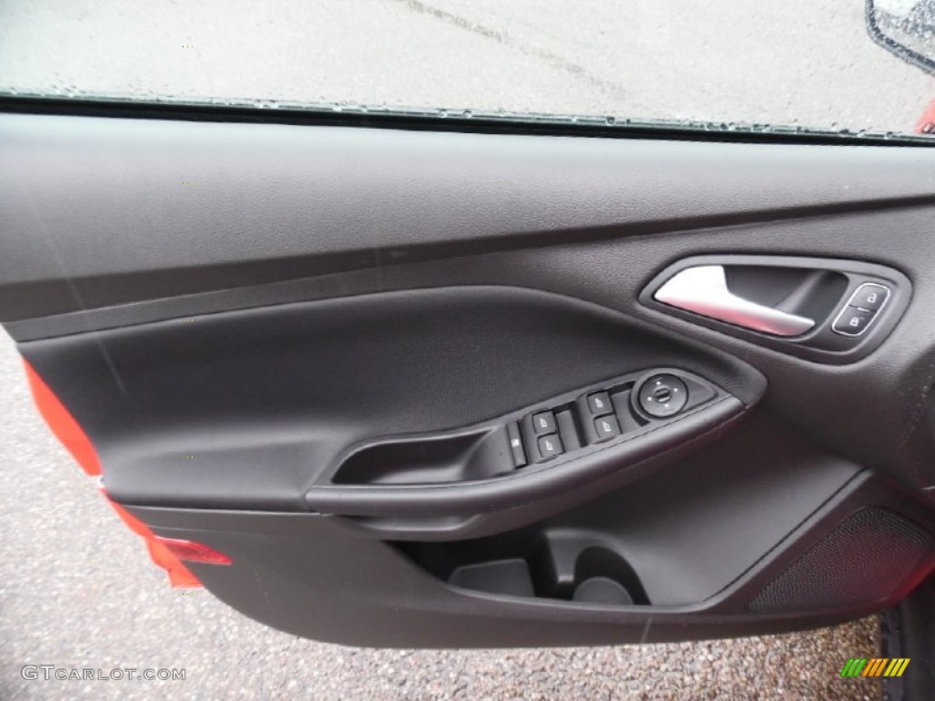 2016 Ford Focus SE Sedan Charcoal Black Door Panel Photo #107517827