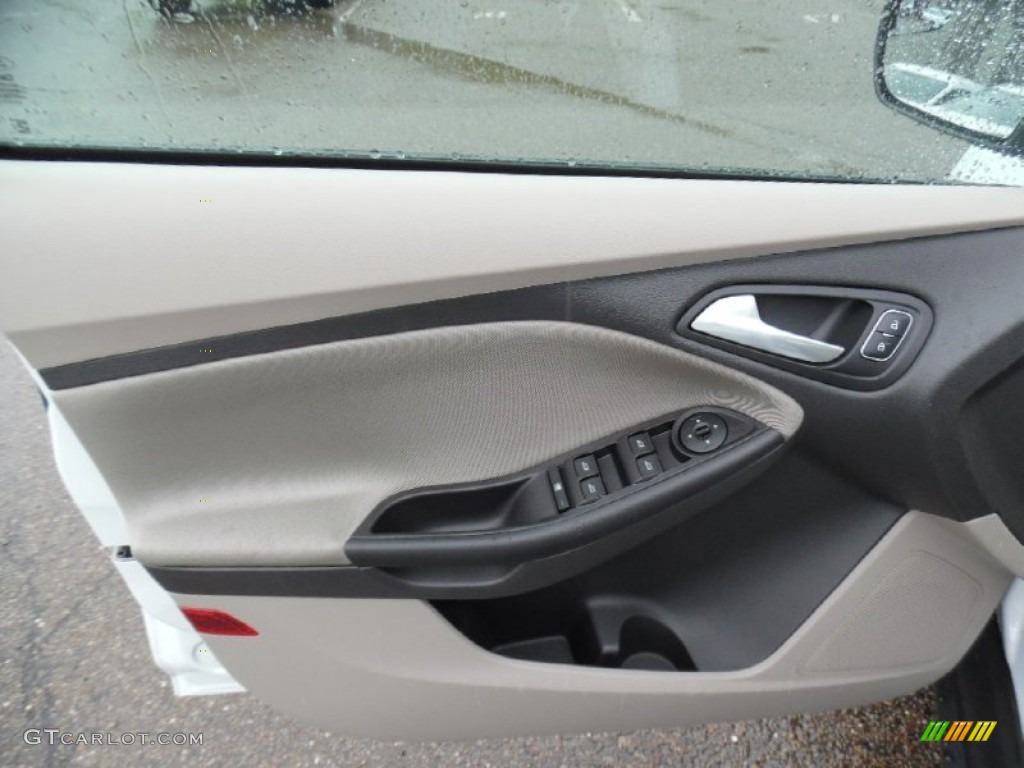 2016 Ford Focus SE Sedan Door Panel Photos
