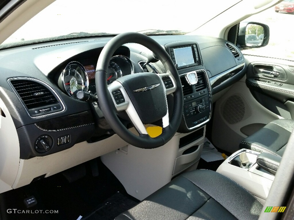 2016 Town & Country Touring - Brilliant Black Crystal Pearl / Black/Light Graystone photo #7