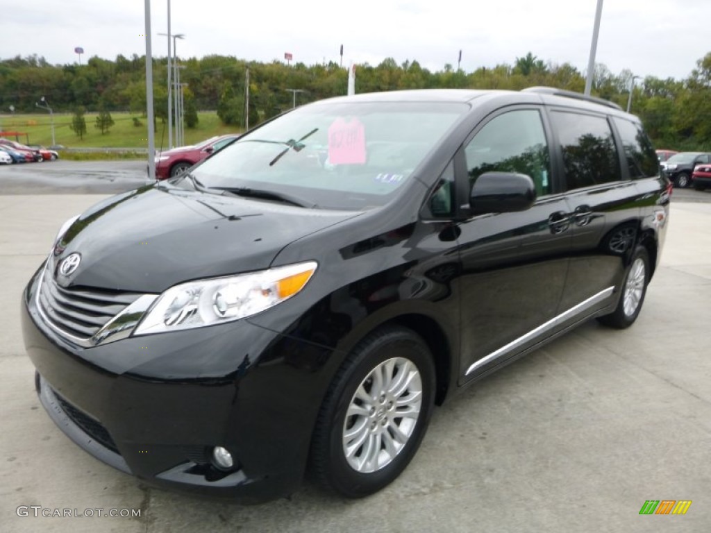 2013 Toyota Sienna XLE Exterior Photos