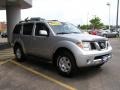 2006 Silver Lightning Metallic Nissan Pathfinder SE 4x4  photo #3