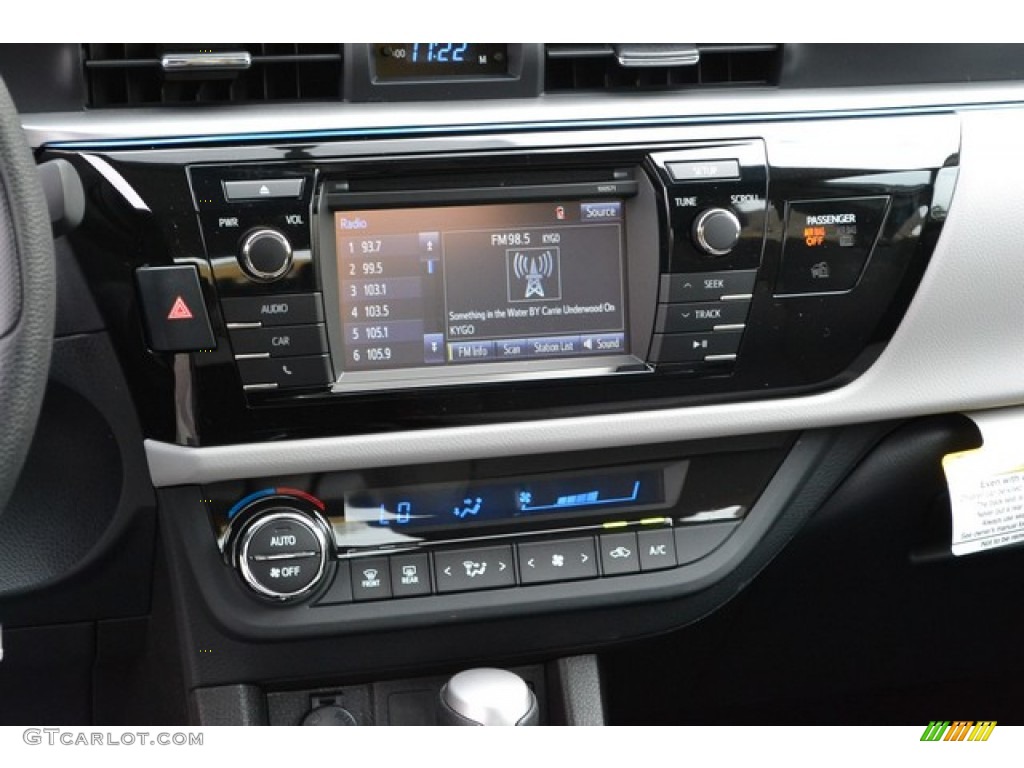 2016 Toyota Corolla LE Controls Photos