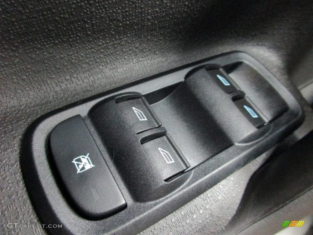 2016 Ford Fiesta SE Sedan Controls Photos