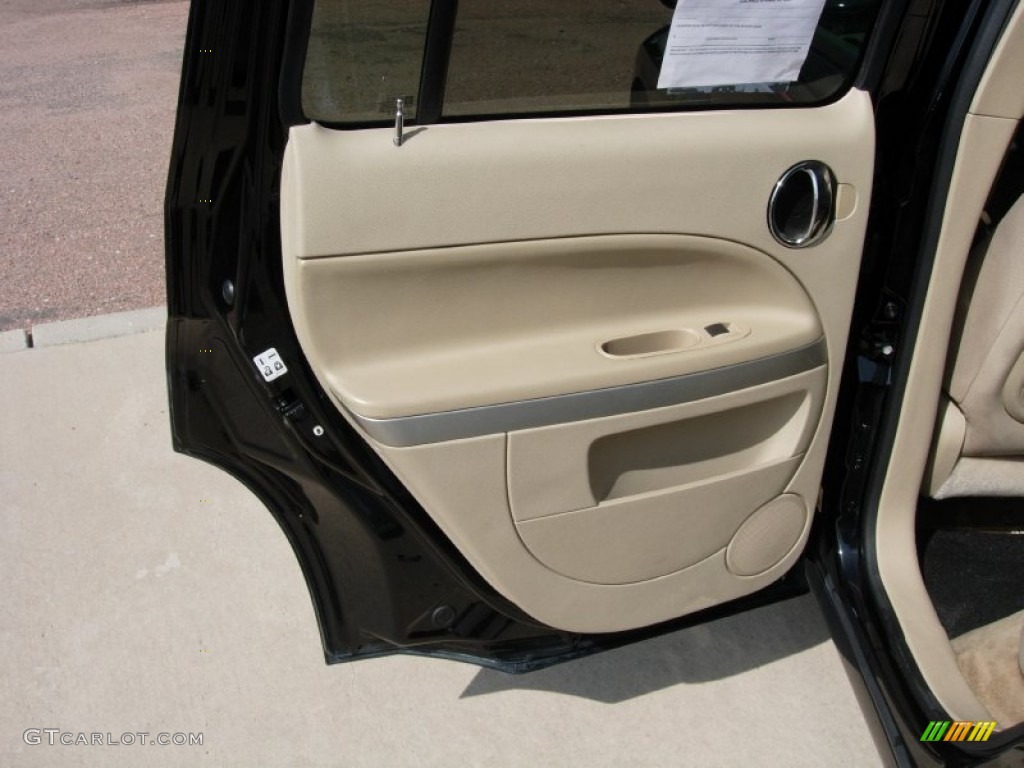2010 HHR LT - Black / Cashmere photo #12