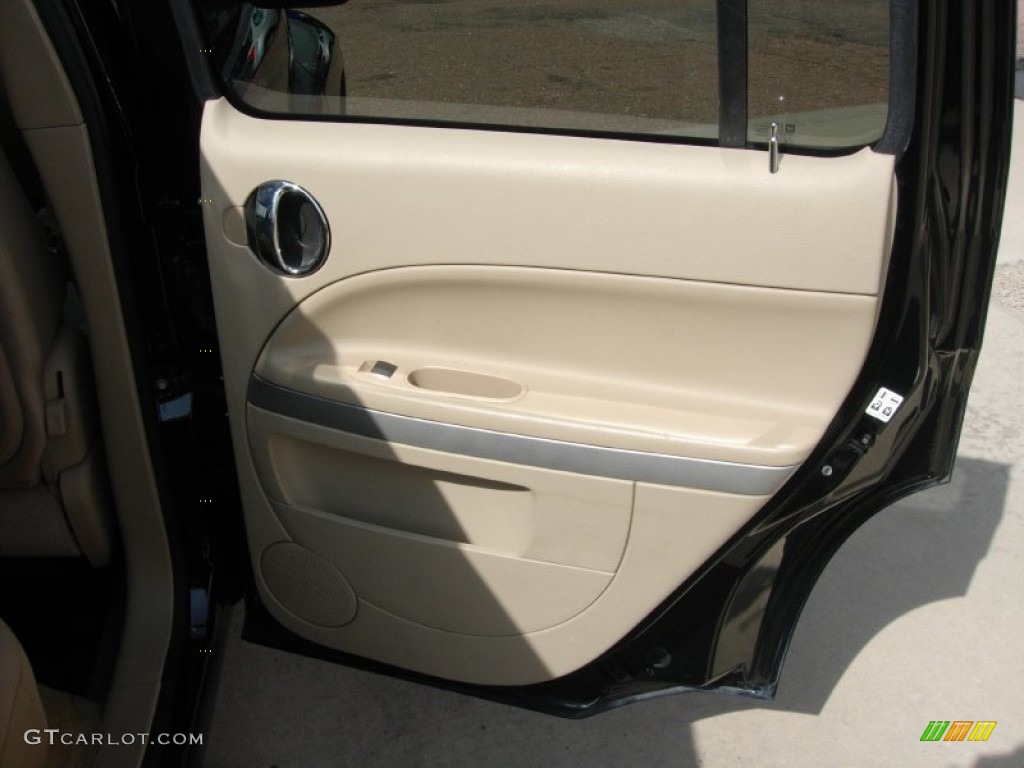 2010 HHR LT - Black / Cashmere photo #15