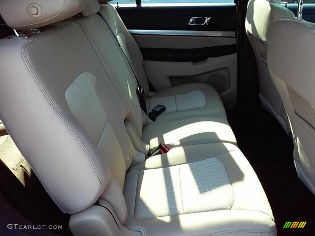 2016 Explorer FWD - Shadow Black / Medium Light Camel photo #17
