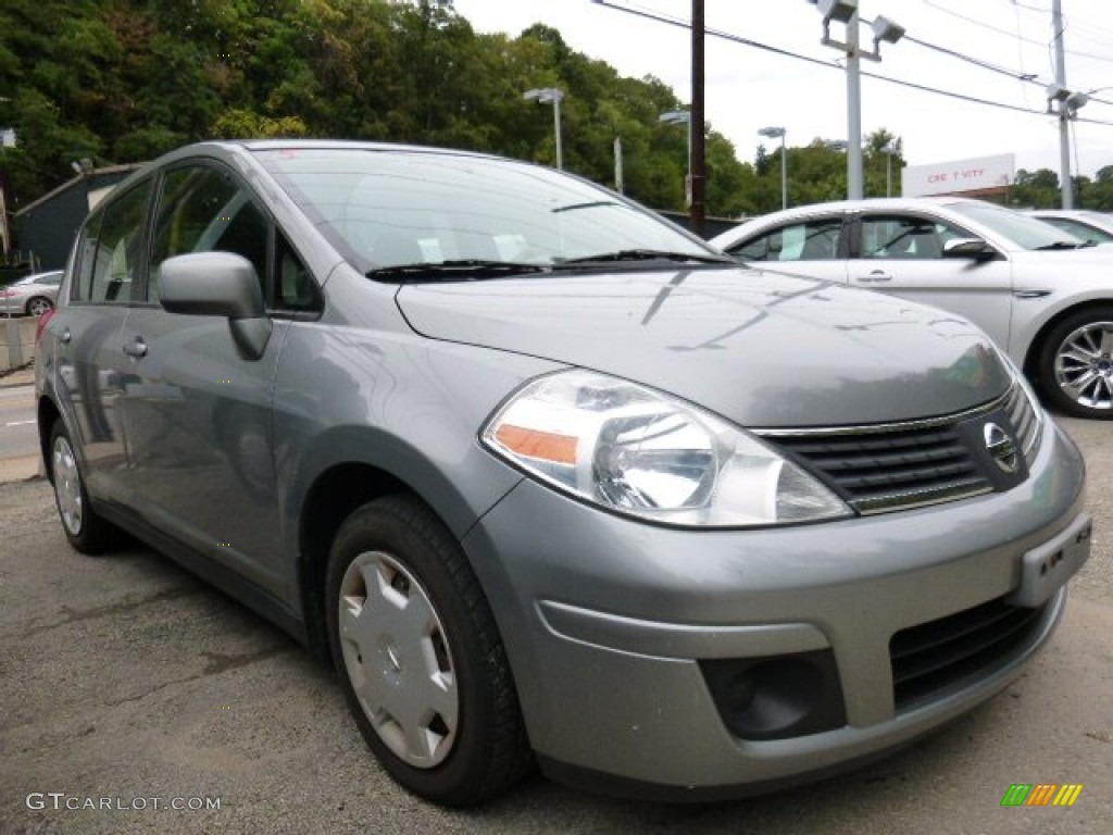 2008 Versa 1.8 S Hatchback - Brilliant Silver / Charcoal photo #1