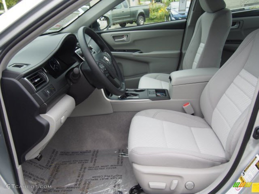2016 Toyota Camry Hybrid LE Front Seat Photos
