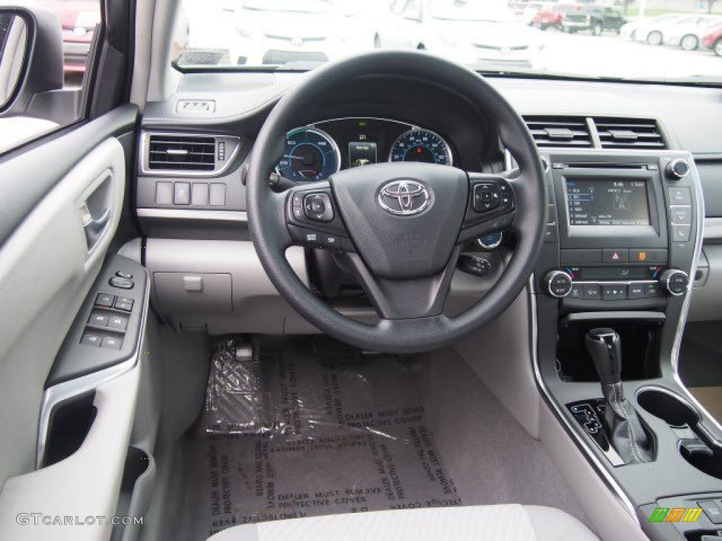 2016 Toyota Camry Hybrid LE Dashboard Photos