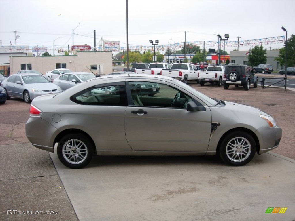 2008 Focus SE Coupe - Silver Frost Metallic / Medium Stone photo #6