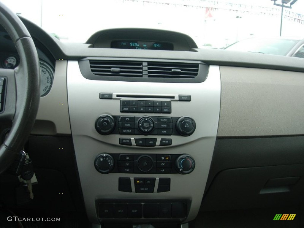 2008 Focus SE Coupe - Silver Frost Metallic / Medium Stone photo #17