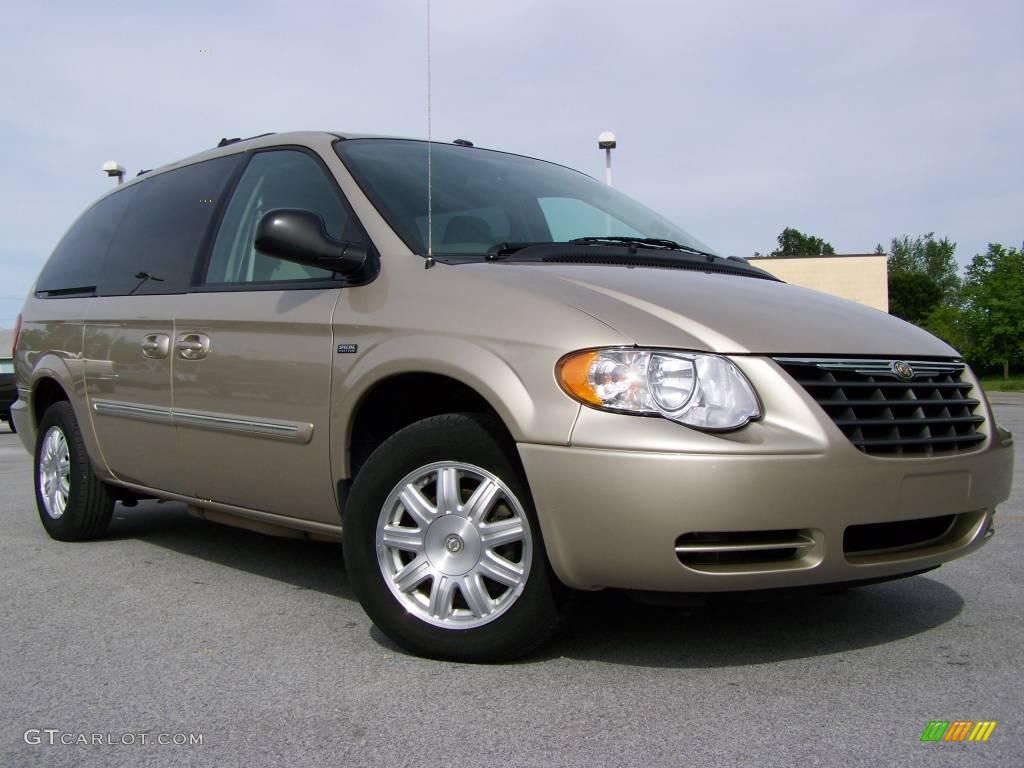 2007 Town & Country Touring - Linen Gold Metallic / Dark Khaki/Light Graystone photo #1