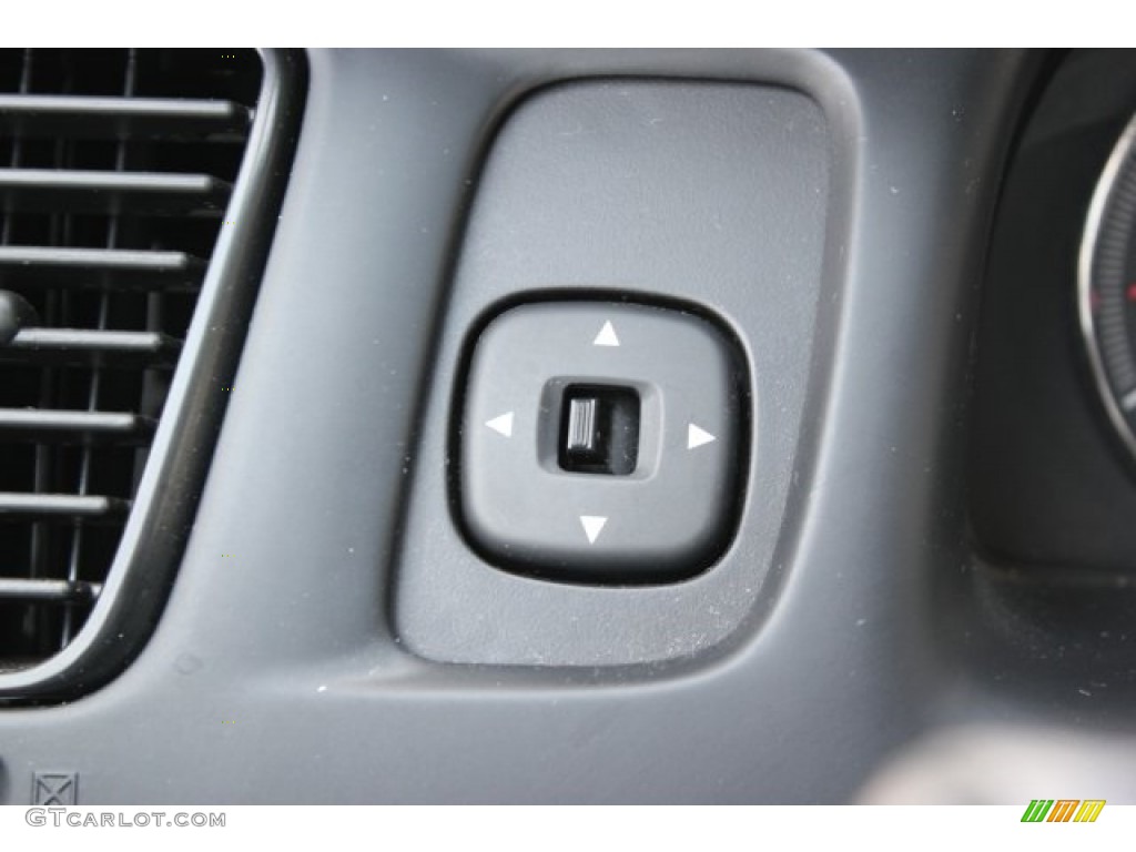2005 MPV LX - Sunlight Silver Metallic / Gray photo #31