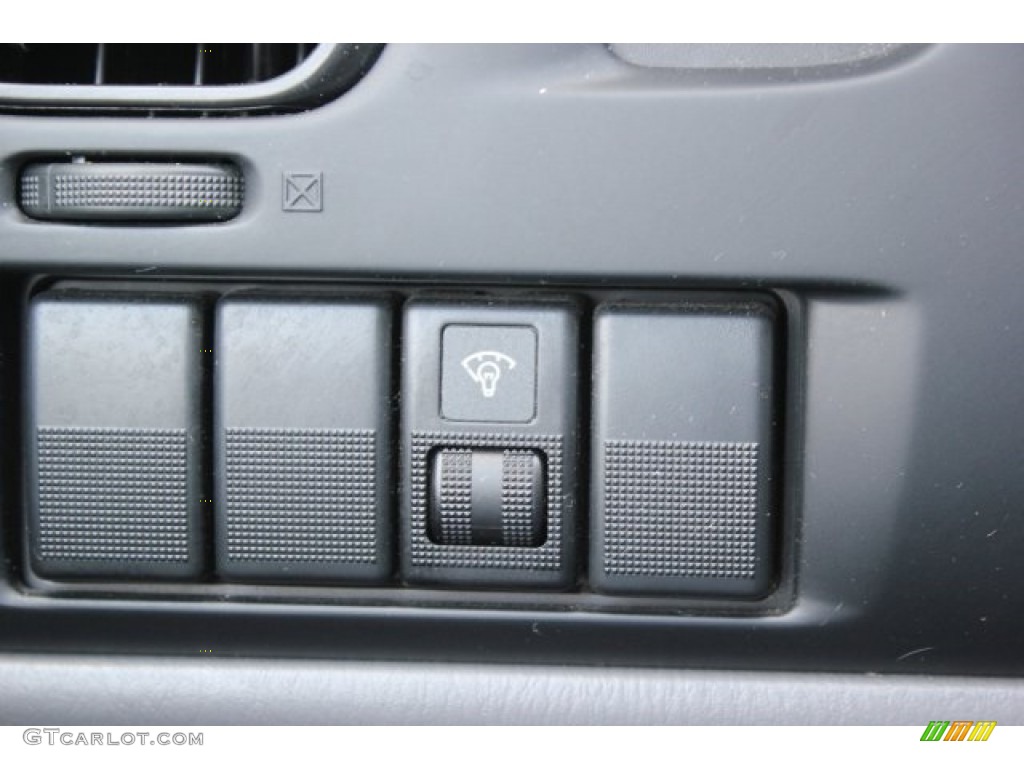 2005 MPV LX - Sunlight Silver Metallic / Gray photo #32