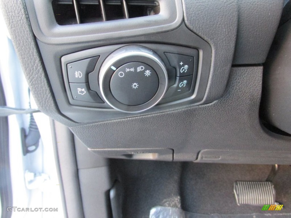 2015 Ford Focus SE Sedan Controls Photo #107754653
