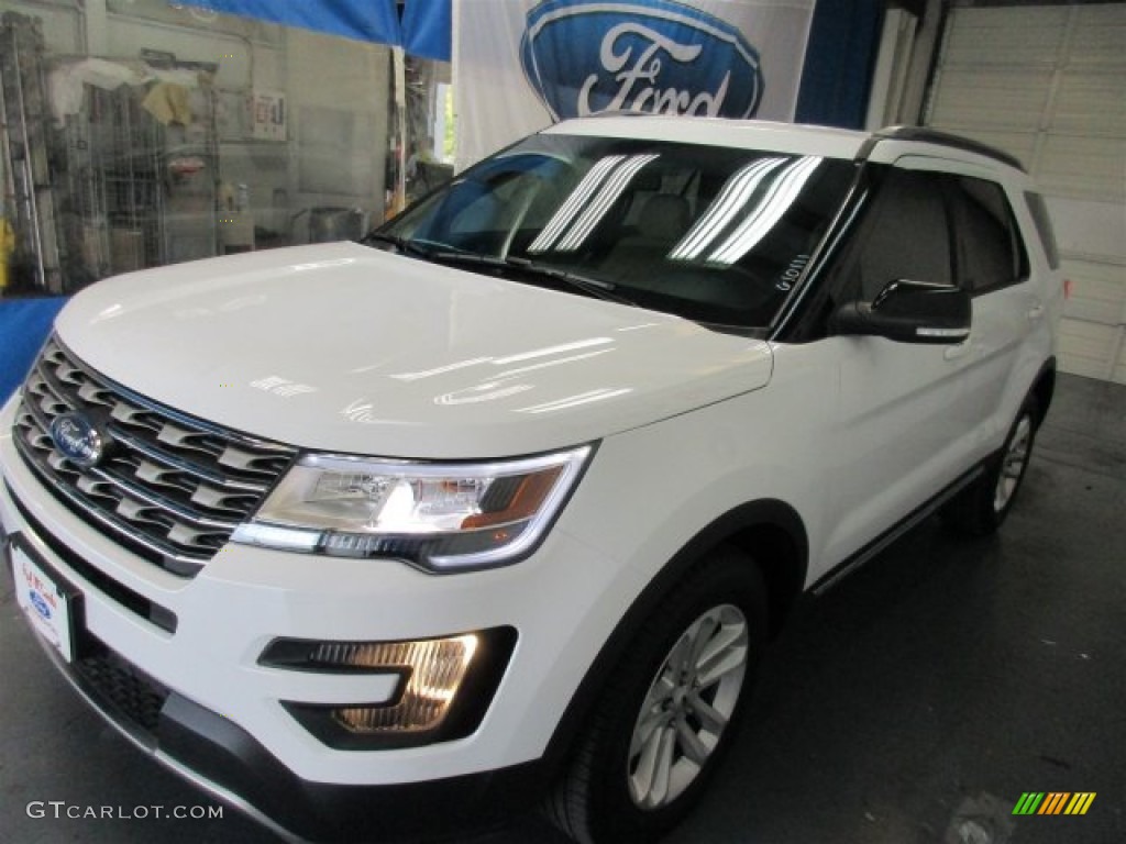 2016 Explorer XLT - Oxford White / Medium Light Camel photo #3