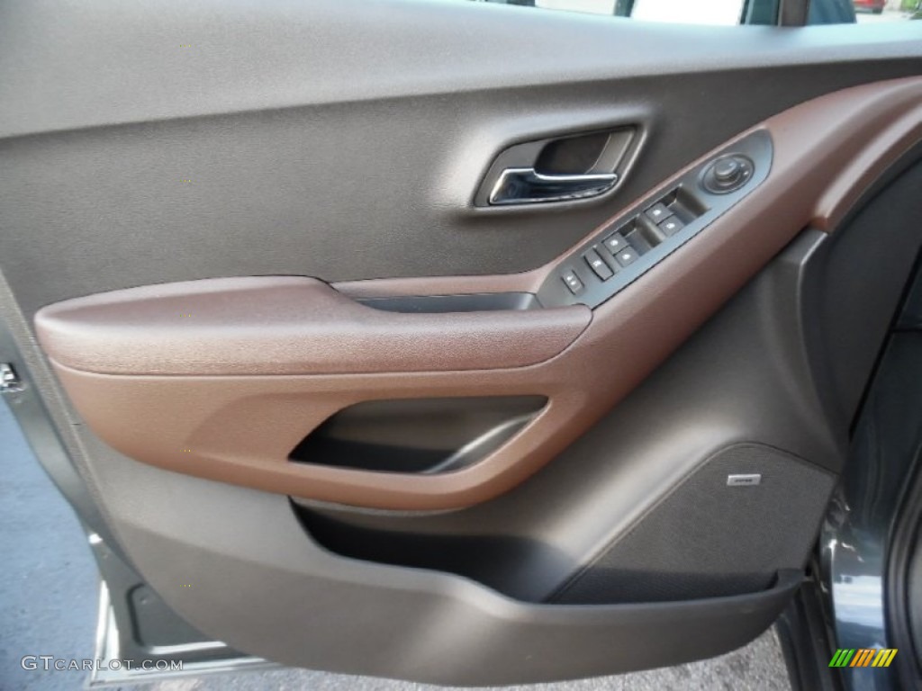 2016 Chevrolet Trax LT Jet Black/Brownstone Door Panel Photo #107805107