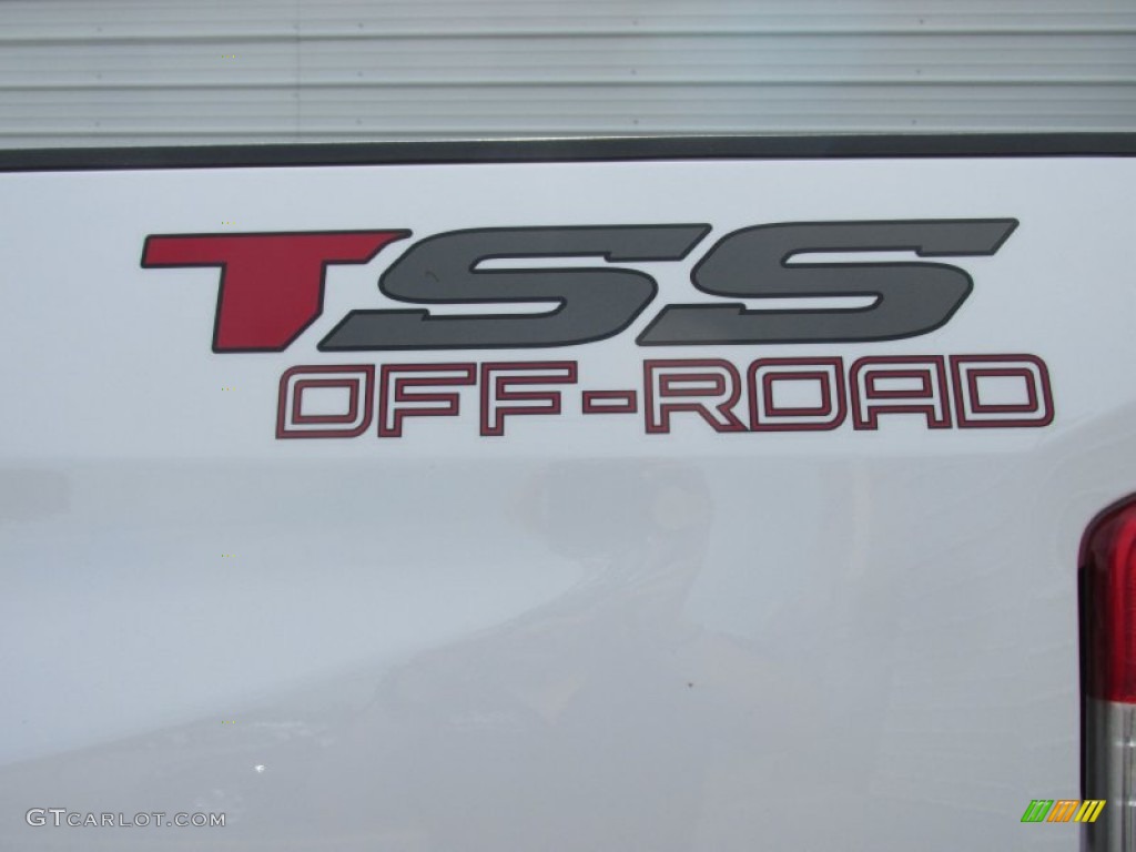 2016 Toyota Tundra TSS CrewMax 4x4 Marks and Logos Photos
