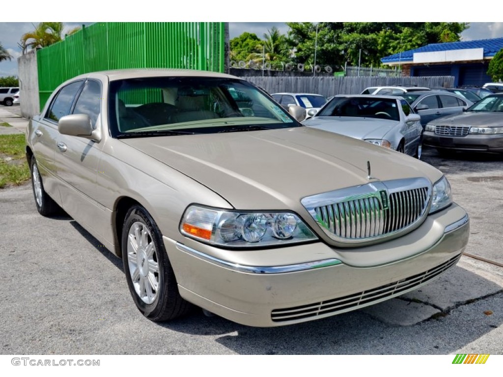 2008 Town Car Signature Limited - Light French Silk Metallic / Light Camel photo #3