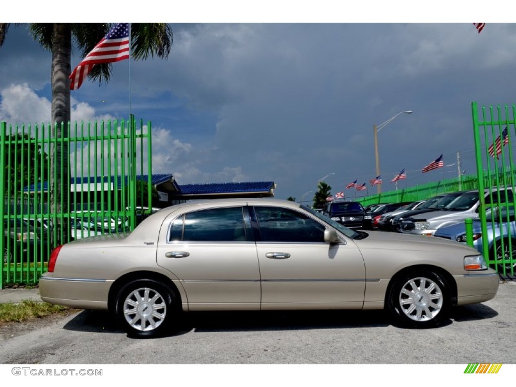 2008 Town Car Signature Limited - Light French Silk Metallic / Light Camel photo #7