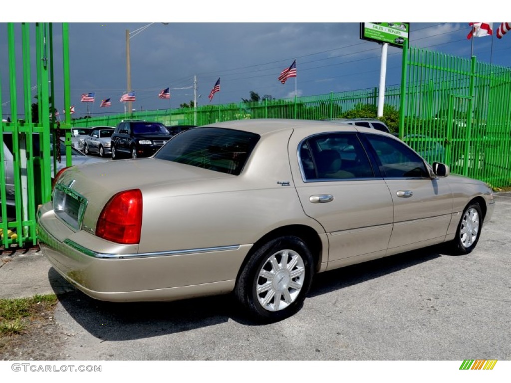 2008 Town Car Signature Limited - Light French Silk Metallic / Light Camel photo #8