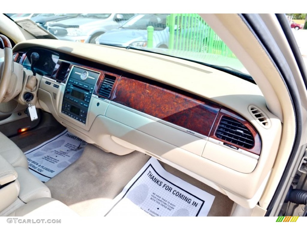 2008 Town Car Signature Limited - Light French Silk Metallic / Light Camel photo #23
