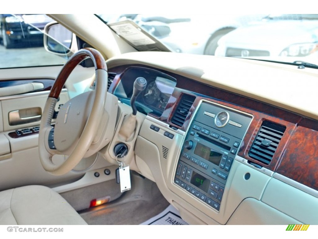 2008 Town Car Signature Limited - Light French Silk Metallic / Light Camel photo #24