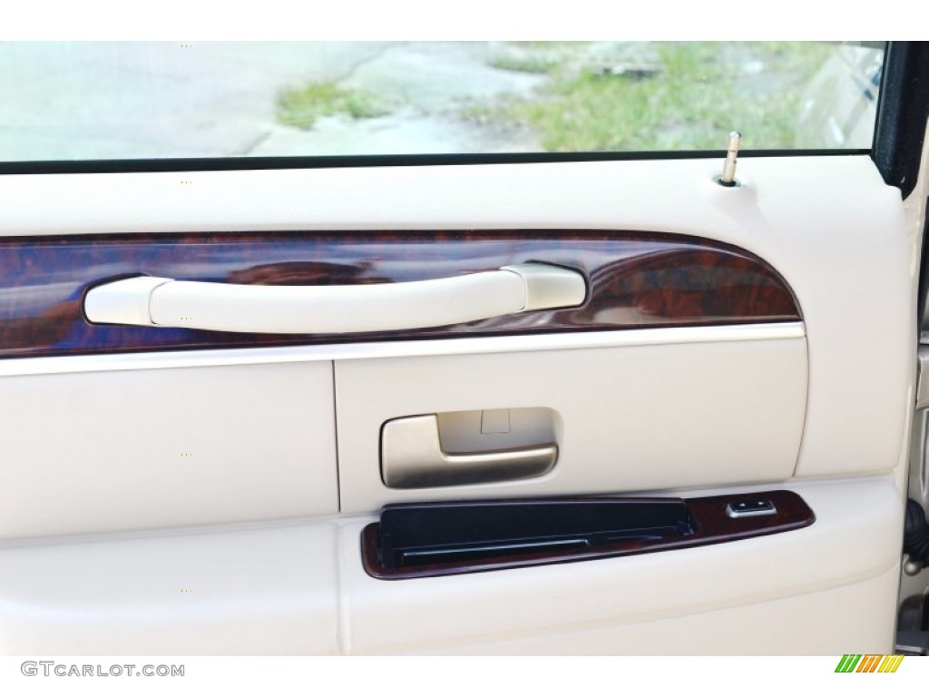 2008 Town Car Signature Limited - Light French Silk Metallic / Light Camel photo #50
