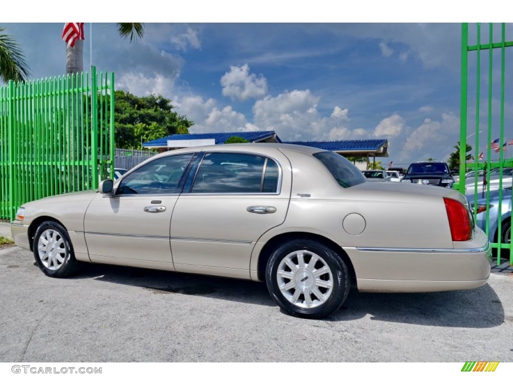 2008 Town Car Signature Limited - Light French Silk Metallic / Light Camel photo #57