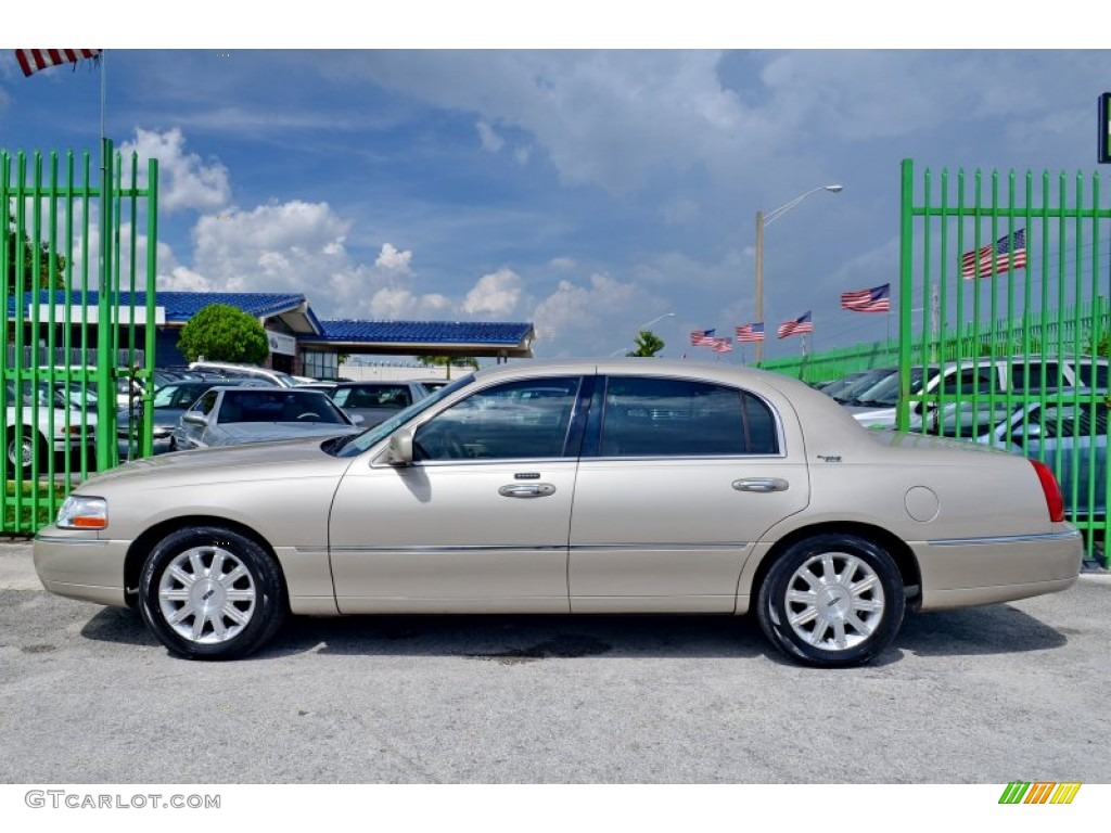 2008 Town Car Signature Limited - Light French Silk Metallic / Light Camel photo #59