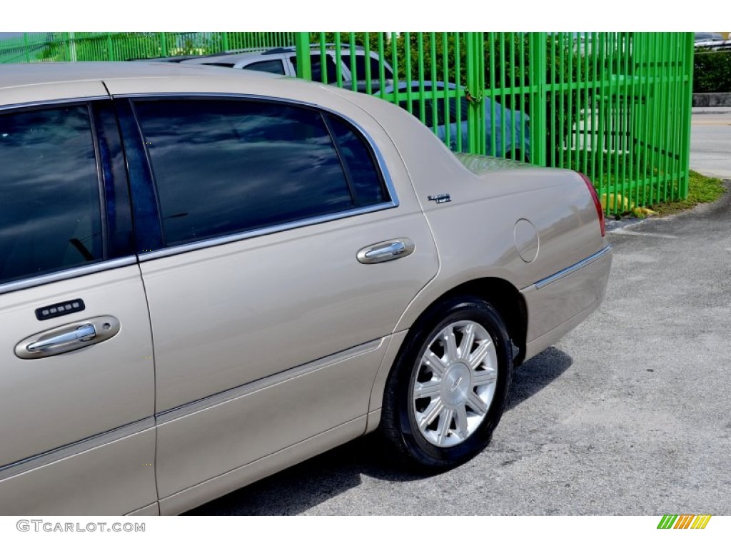2008 Town Car Signature Limited - Light French Silk Metallic / Light Camel photo #60