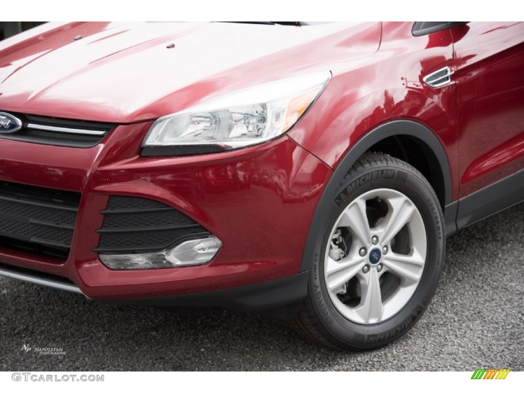 2016 Escape SE 4WD - Ruby Red Metallic / Charcoal Black photo #2