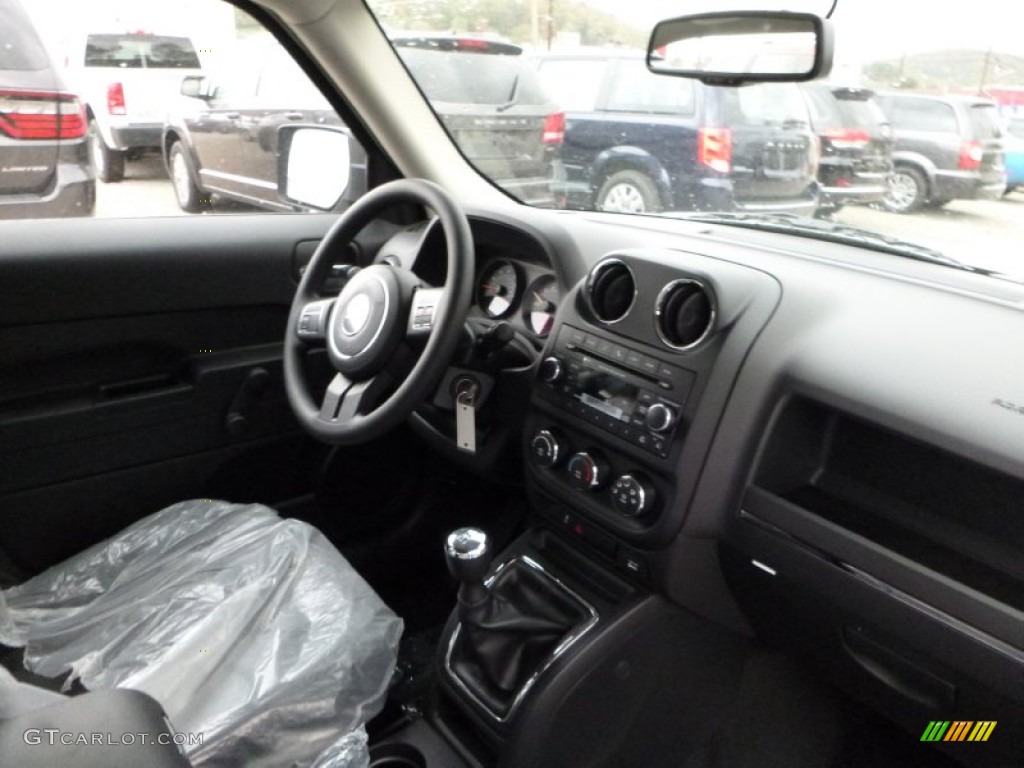 2016 Jeep Patriot Sport Dashboard Photos