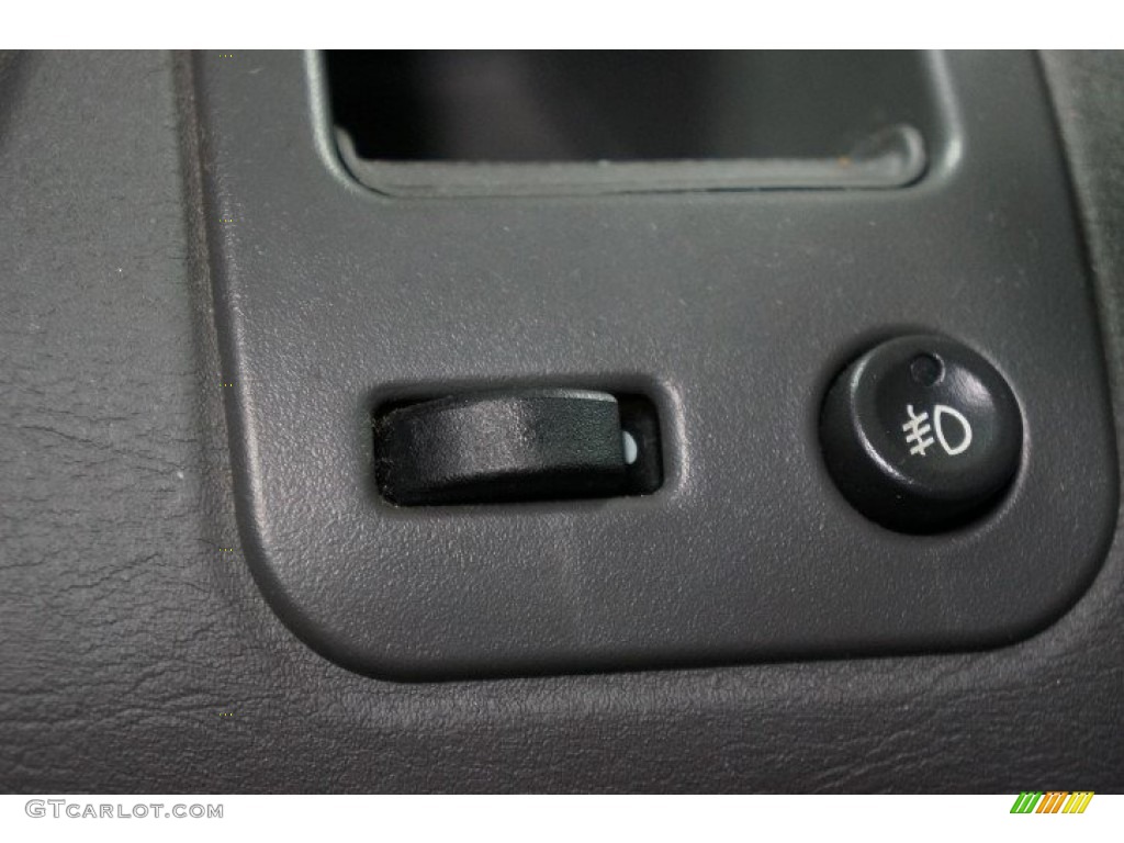 2005 ION 3 Sedan - Storm Gray / Gray photo #27