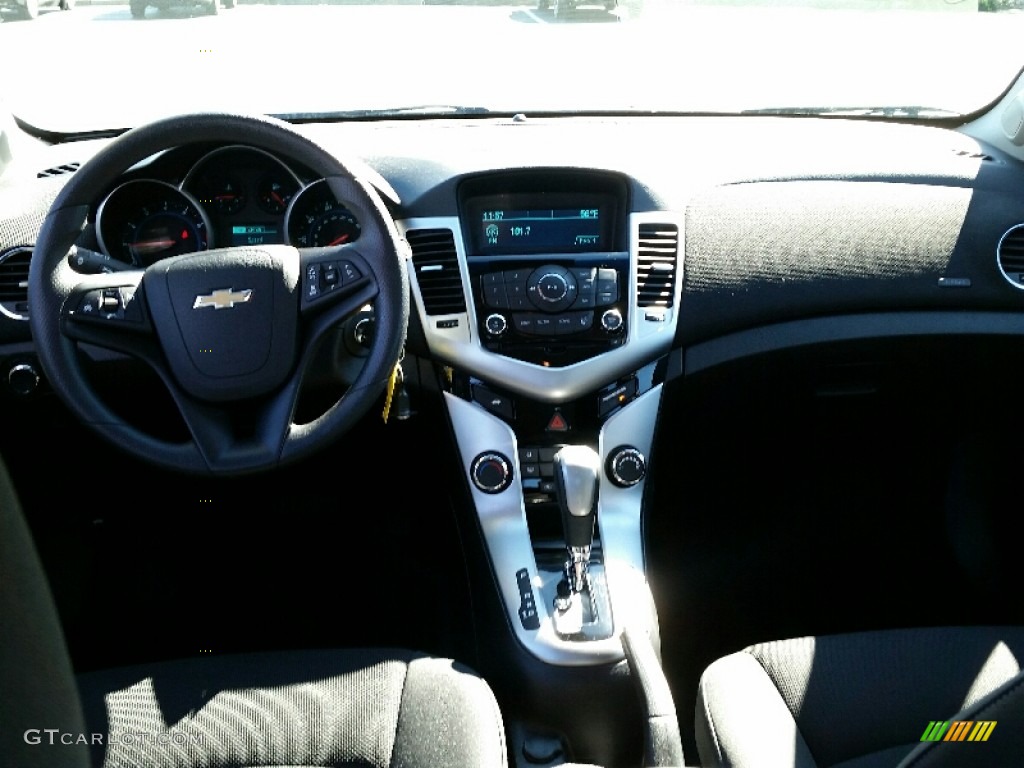 2015 Cruze LT - Silver Ice Metallic / Jet Black/Medium Titanium photo #12
