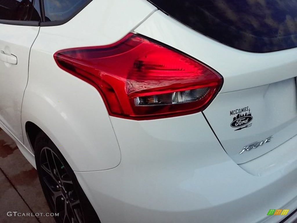 2015 Focus SE Hatchback - Oxford White / Charcoal Black photo #9