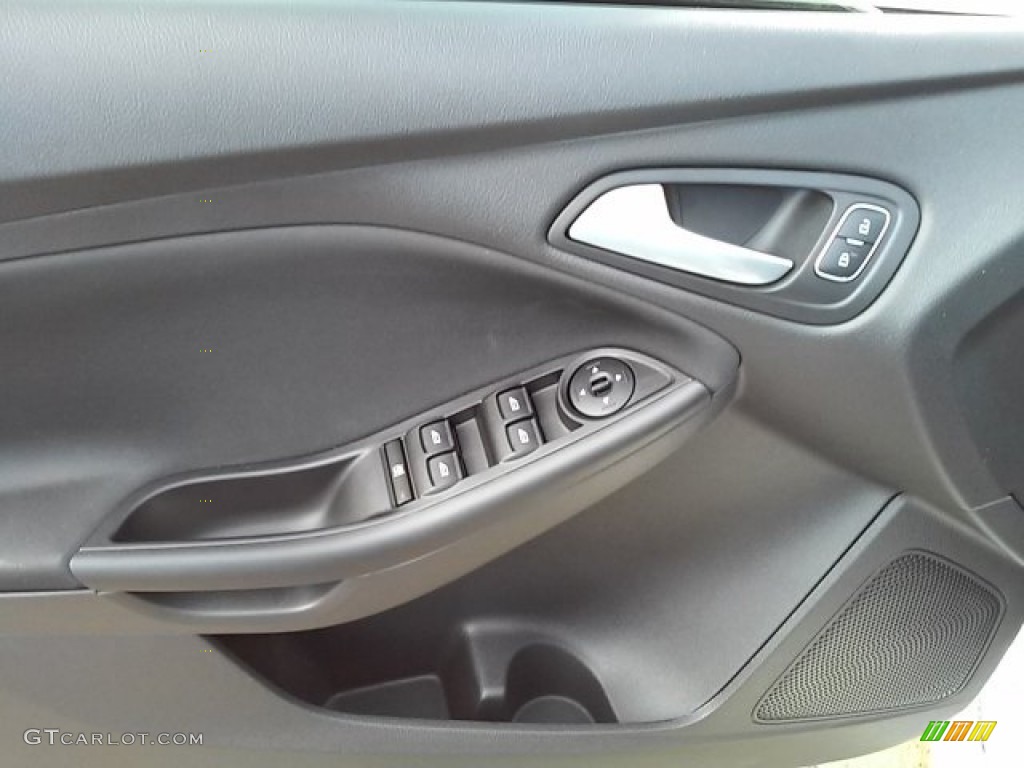 2015 Focus SE Hatchback - Oxford White / Charcoal Black photo #25