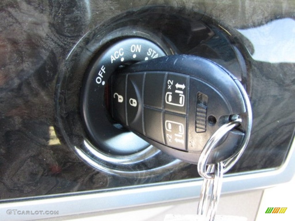 2010 Grand Caravan SXT - Stone White / Medium Slate Gray/Light Shale photo #17