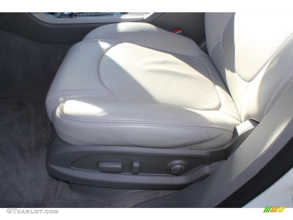 2011 Traverse LT - White / Dark Gray/Light Gray photo #16