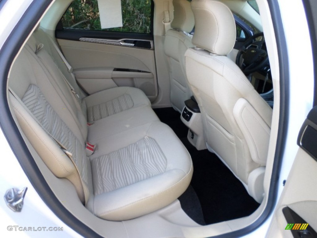 2016 Fusion SE - Oxford White / Dune photo #17