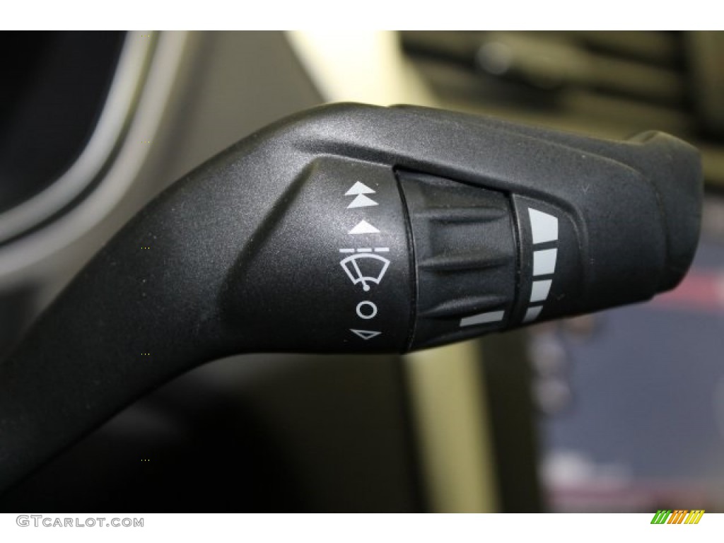2013 Fusion SE - White Platinum Metallic Tri-coat / Charcoal Black photo #30