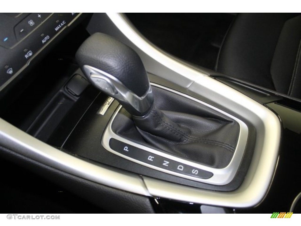 2013 Fusion SE - White Platinum Metallic Tri-coat / Charcoal Black photo #38