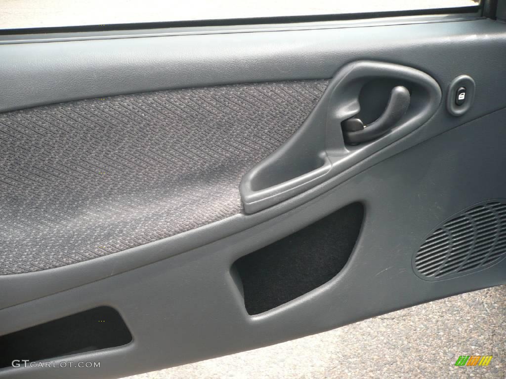 2002 Cavalier LS Coupe - Bright White / Graphite photo #7