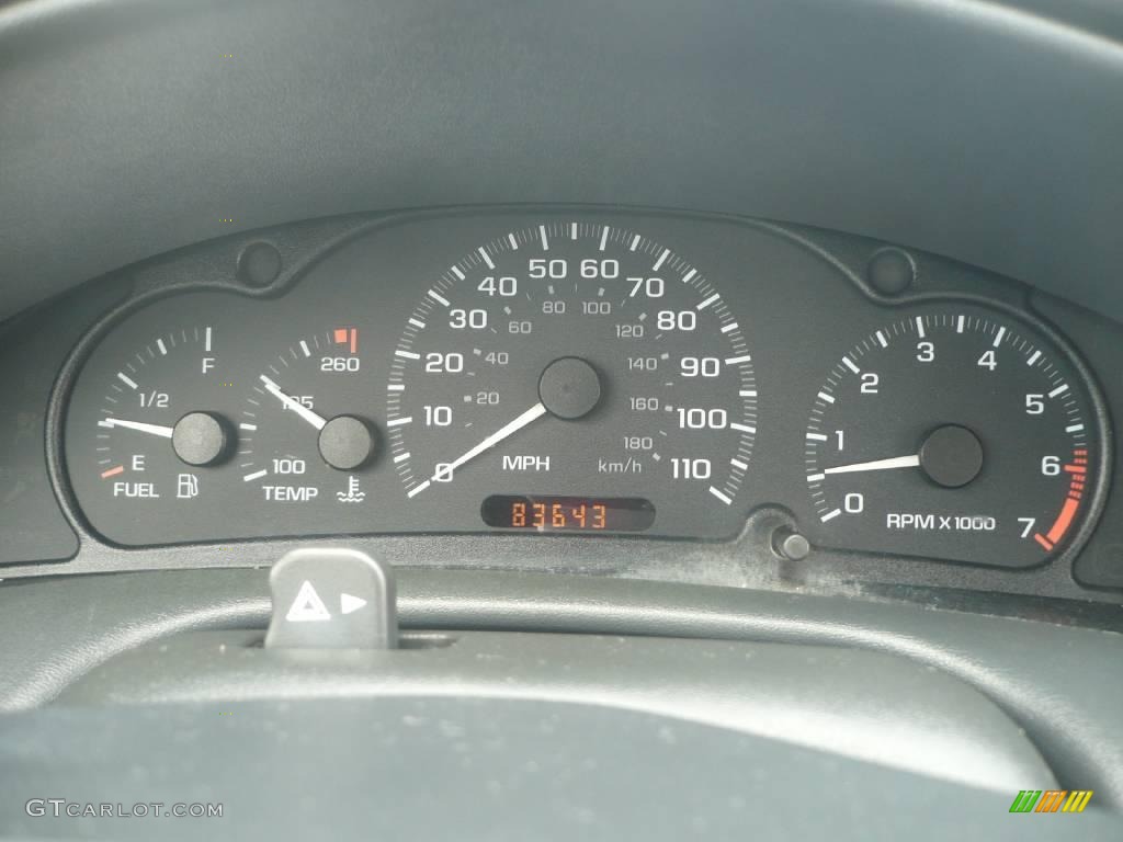 2002 Cavalier LS Coupe - Bright White / Graphite photo #14
