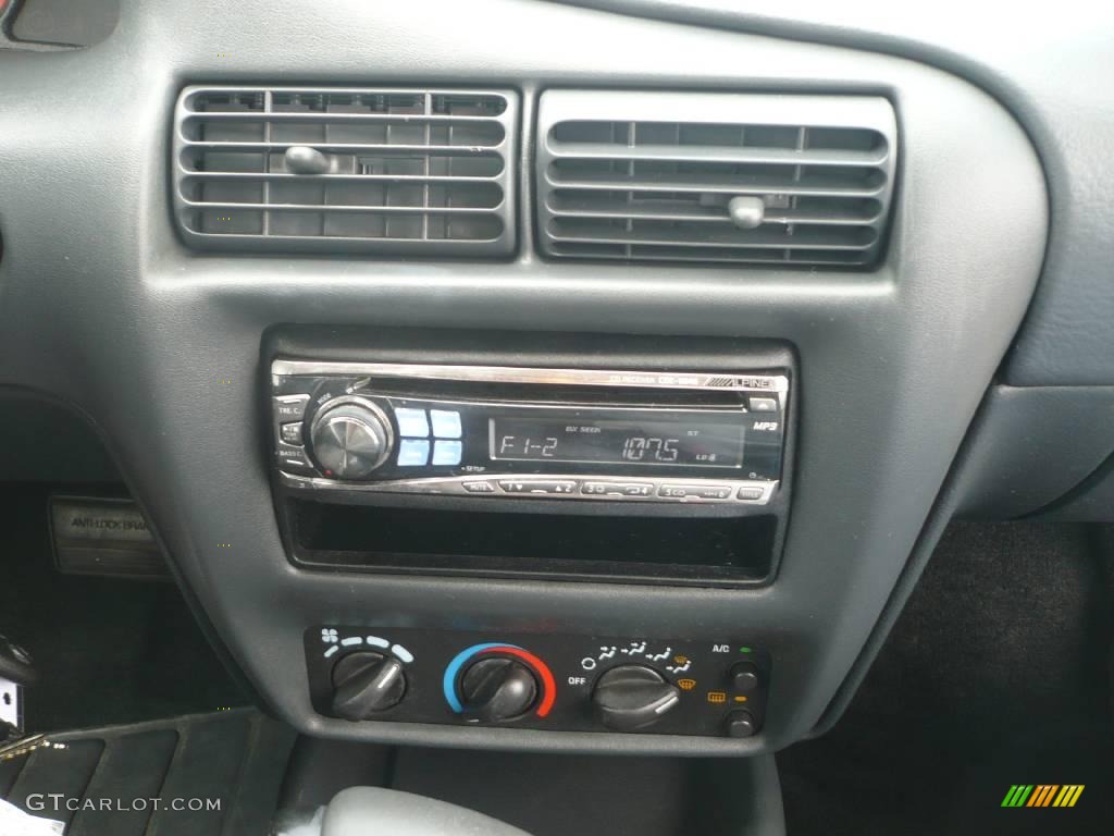 2002 Cavalier LS Coupe - Bright White / Graphite photo #15