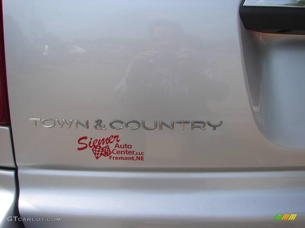 2003 Town & Country EX - Bright Silver Metallic / Gray photo #11