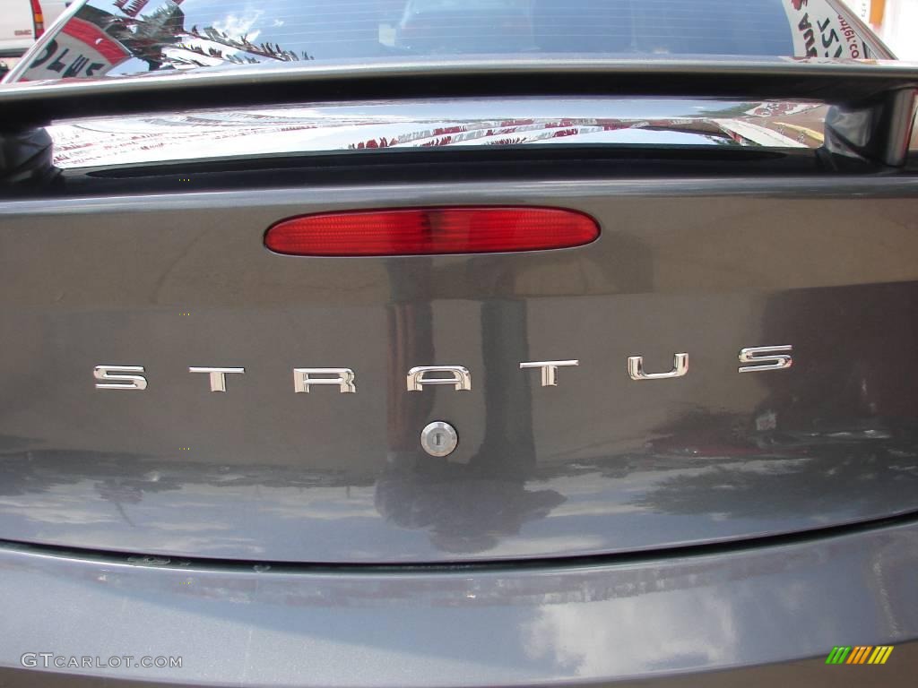 2004 Stratus SE Sedan - Dark Titanium Metallic / Dark Slate Gray photo #7