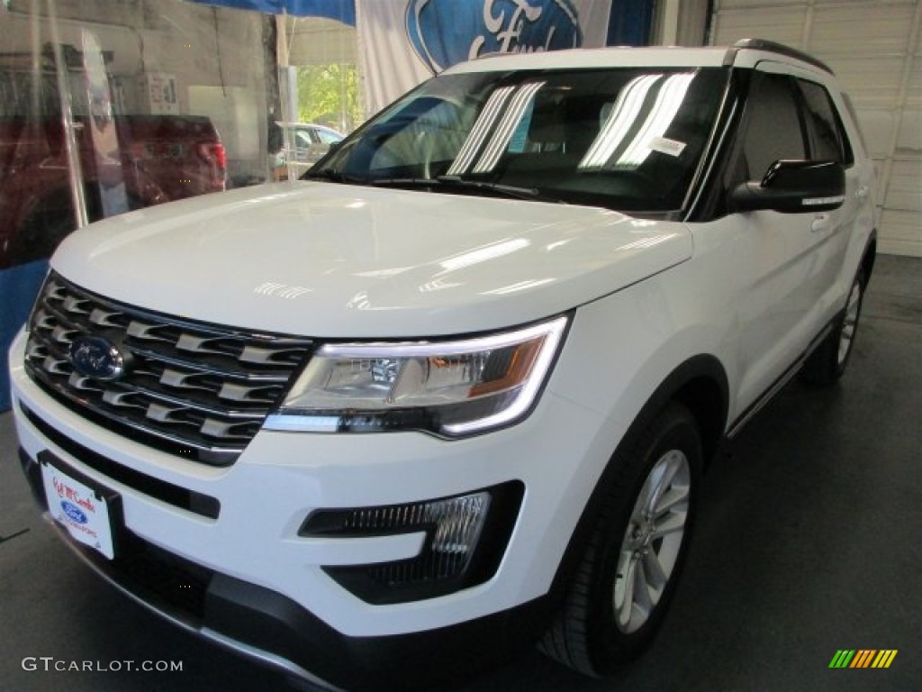 2016 Explorer XLT - Oxford White / Medium Light Camel photo #3